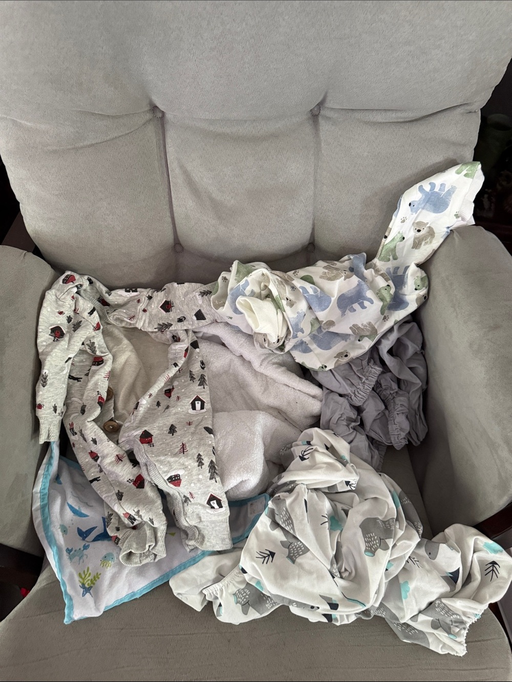 Baby 0-3 months 2 sleepers, 2 bassinet sheets, bassinet waterproof sheet and bib